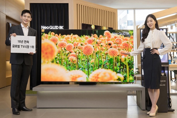 삼성전자 모델이 네오 QLED 8K TV를 소개하고 있다. / 삼성전자