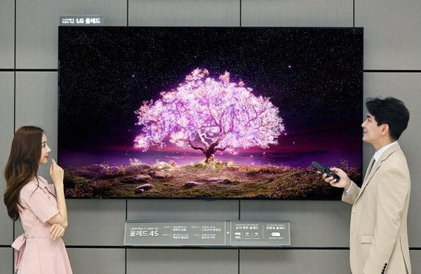 LG전자 모델이 83인치 4K OLED TV를 홍보하고 있다. / LG전자