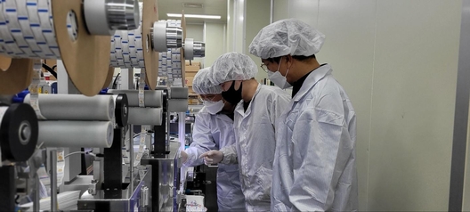 삼성전자 스마트공장 전문가와 젠바디 직원(가운데)이 자가진단키트 조립 라인을 점검하는 모습 / 삼성전자