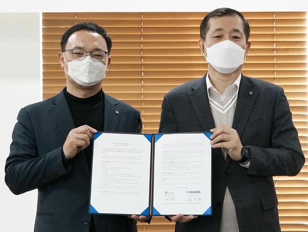 최경호 코리아세븐 대표(왼쪽), 신상용 한국관광공사 부사장. / 코리아세븐