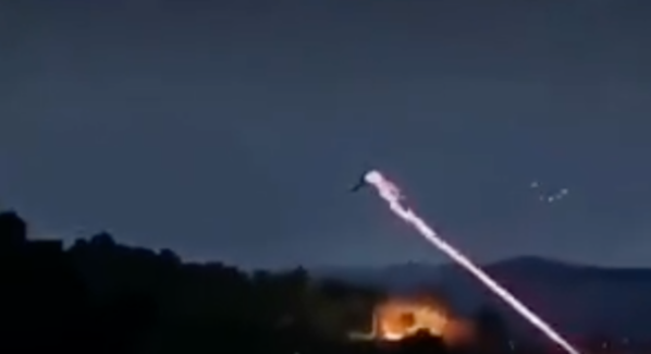 ‘러시아 전투기의 우크라이나 폭격 영상’이라는 거짓 정보와 함께 트위터에 올라온 ‘아르마3’의 플레이 영상. /트위터 갈무리