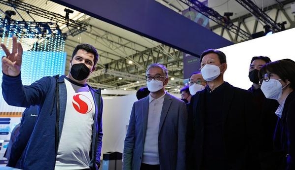 황현식 LG유플러스 대표(오른쪽 세번째)가 퀄컴 관계자로부터 5G 단독모드에서 활용할 수 있는 주파수집성기술(CA)에 대한 설명을 듣는 모습./ LG유플러스