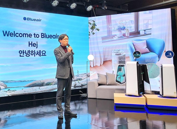 손병욱 블루에어 한국 총판 총괄 매니저(사진)가 온라인 론칭 행사에서 블루에어 브랜드를 소개하고 있다. / 블루에어