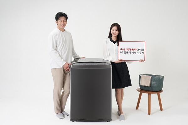LG전자 모델들이 'LG 통돌이 세탁기' 신제품(모델명 TS24BVD)을 소개하고 있다. / LG전자