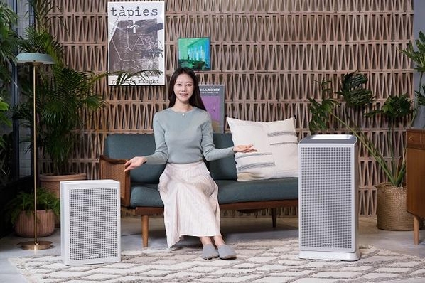 삼성 디지털프라자 강남본점에서 삼성전자 모델이 공기청정기 '블루스카이' 신제품을 소개하고 있다. / 삼성전자