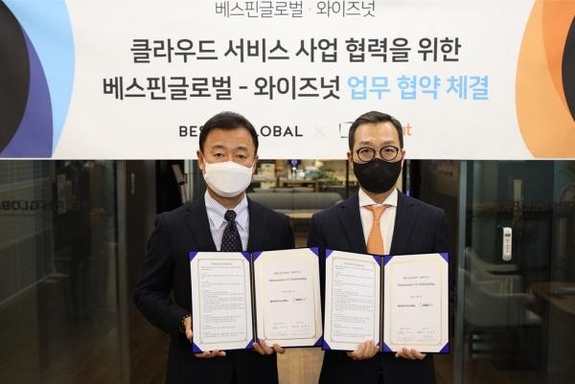 장인수 한국 총괄 대표(왼쪽)와 강용성 와이즈넛 대표 / 베스핀글로벌