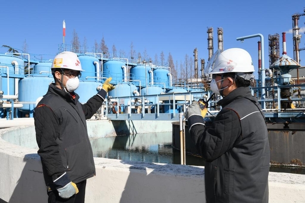 SK에너지 동력공장 구성원들이 제1종합폐수처리장 현장을 점검하고 있다. /SK이노베이션 제공