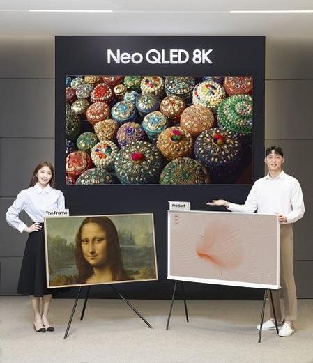 삼성전자 모델이 서울 대치동에 위치한 삼성 디지털프라자 대치본점에서 2022년형 더 세리프(The Serif), Neo QLED 8K, 더 프레임(The Frame)을 소개하는 모습 / 삼성전자