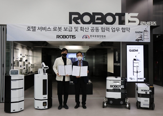 김병수 로보티즈 대표(왼쪽)와 유용종 한국호텔업협회 유용종 회장 / 로보티즈