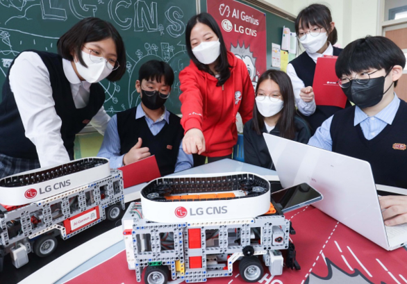 서울시 인헌중학교 학생들이 AI지니어스 수업에서 자율주행 로봇을 만드는 모습 / LG CNS