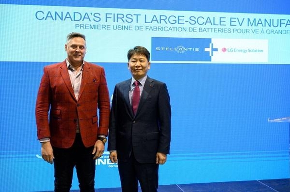 마크 스튜어트 스텔란티스 COO(왼쪽)와 김동명 LG에너지솔루션 부사장이 23일(현지시각) 온타리오주 윈저(Windsor)시에서 개최한 ‘LG에너지솔루션-스텔란티스 합작공장’ 투자 발표 행사에서 발표를 하고 있다. / LG에너지솔루션