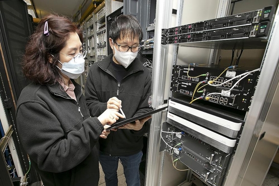 KT 직원이 양자암호통신 장비를 점검하는 모습 / KT