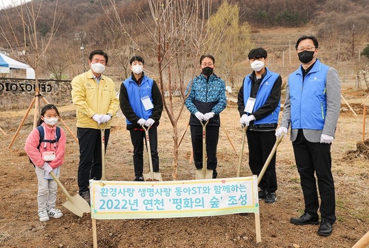 동아에스티가 30일 경기도 연천군에서 개최된 ‘평화의 숲’ 조성 기념 행사에 참여했다. / 동아에스티