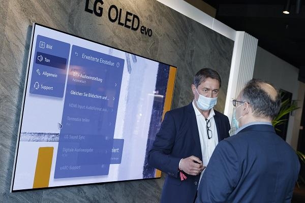 LG전자 독일법인 관계자가 신제품 소개 행사에 참석한 외신 기자에게 LG 올레드 에보를 설명하는 모습 / LG전자