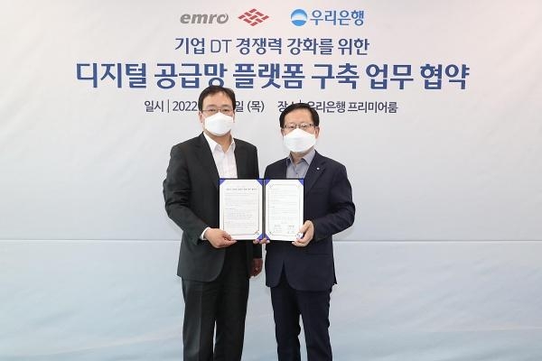 송재민 엠로 대표(왼쪽)와 조병규 우리은행 기업그룹장 / 엠로