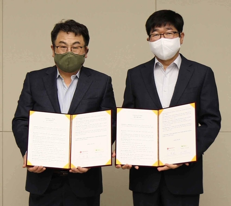 이강희 데이젠 대표(왼쪽), 이경훤 롯데중앙연구소 연구소장. / 롯데중앙연구소