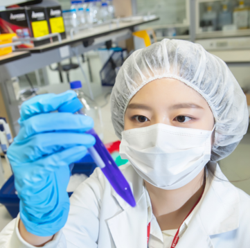 SK바이오사이언스 연구원이 백신 개발을 위한 연구를 진행하고 있다. / SK바이오사이언스