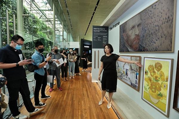 13일 싱가포르 국립미술관에서 열린 삼성전자 2022년형 TV 신제품 출시 행사 참석자들이 라이프스타일 TV '더 프레임'을 체험하는 모습 / 삼성전자