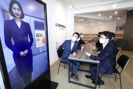 서울 강남구 딥브레인AI 사옥에서 최준기 장세영 딥브레인AI 대표(왼쪽)가 최준기 KT AI/BigData 사업본부장에게 AI휴먼 관련 설명을 듣고 있다. / KT