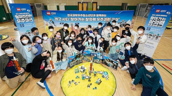 15일 서울 종로구에 위치한 명신초등학교에서 학생들이 레고로 직접 만든 달 탐사 로켓을 선보이고 있다. / 레고코리아