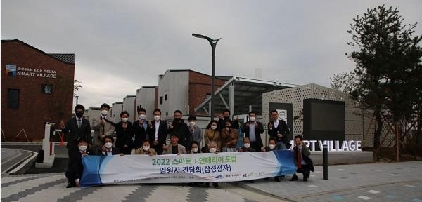 스마트+인테리어 포럼 간담회 참석자들이 기념 촬영을 하는 모습 / 한국AI스마트홈산업협회