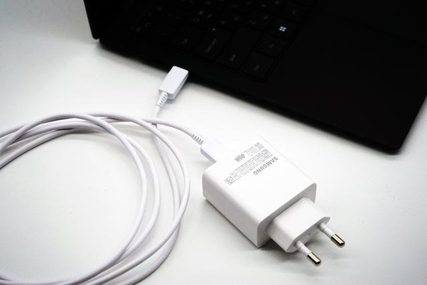 충전은 USB 타입C 케이블로 연결되는 65W 전원 어댑터를 사용한다. / IT조선 DB