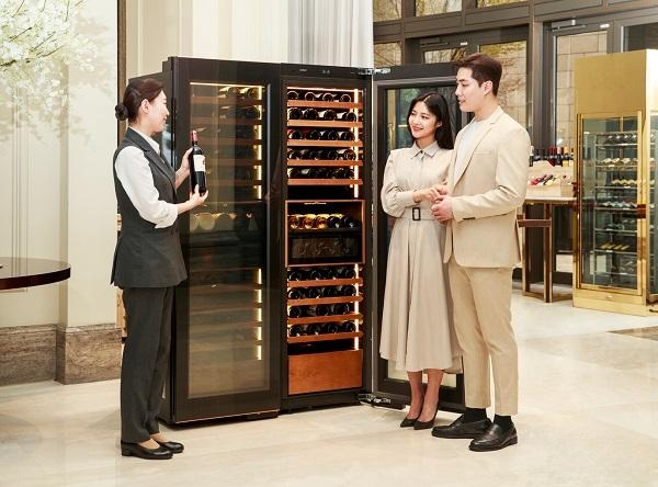 삼성전자 모델이 인천 운서동에 위치한 파라다이스시티 호텔에서 '비스포크 와인냉장고 인피니트 라인'과 '비스포크 큐브 에어' 체험 공간을 소개하고 있다. / 삼성전자