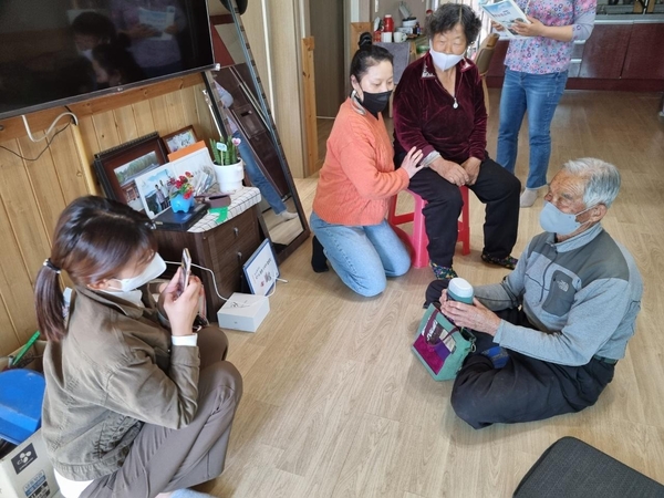 나주시 봉황면에 사는 이경렬(오른쪽 첫 번째) 어르신이 AI 스피커와 기념사진을 찍고 있다. / KT