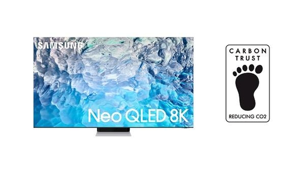영국 카본 트러스트로부터 '탄소 발자국-탄소저감인증'을 획득한 삼성 Neo QLED 8K 모델과 인증 로고 이미지  / 삼성전자