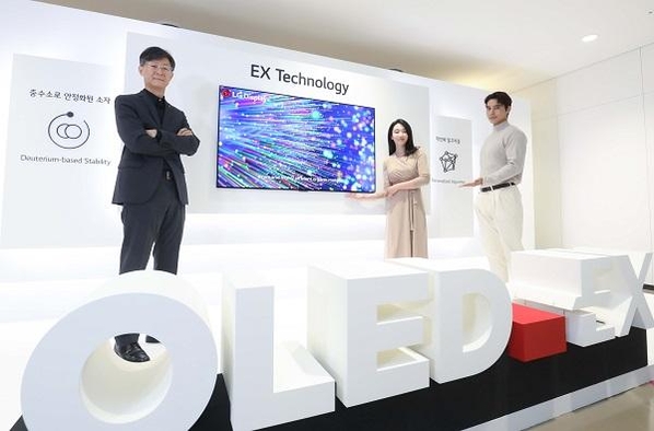 2021년 12월 29일 마곡 LG사이언스파크에서 열린 'OLED.EX' 미디어데이에서 오창호 LG디스플레이 대형사업부장(왼쪽)이 차세대 TV 패널 'OLED.EX'를 소개하고 있다 / LG디스플레이