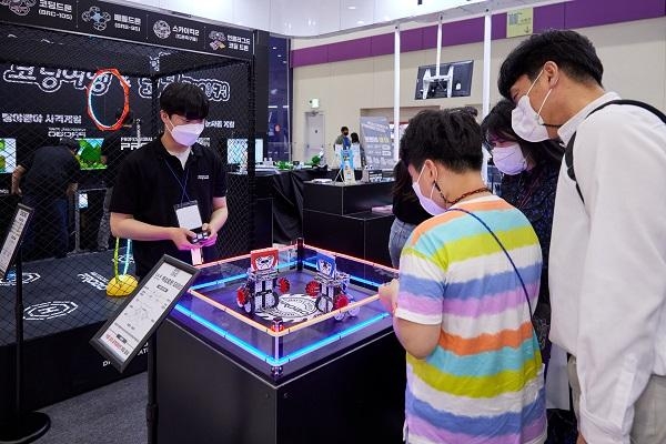 2022 대한민국 교육박람회에서 관람객들이 로봇 교육 콘텐츠를 체험하고 있다. / 프로보에듀