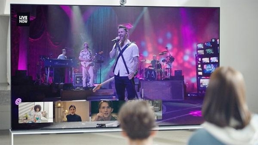 LG 올레드 TV 시청자들이 TV에 탑재된 영상 스트리밍 플랫폼 라이브나우(LIVENOW)로 유명 가수의 콘서트를 즐기고 있다. / LG전자