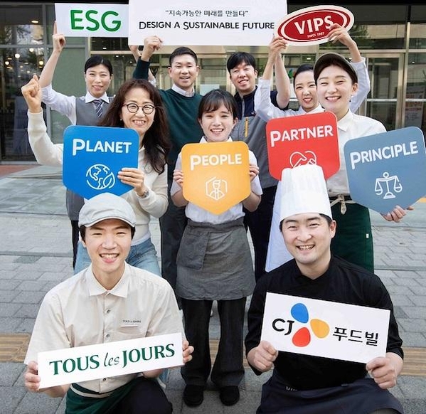 김찬호 CJ푸드빌 대표(뒷쪽 왼쪽 두 번째)가 서울시 중구 CJ푸드빌 본사 앞에서 직원들과 포즈를 취하고 있다. / CJ푸드빌
