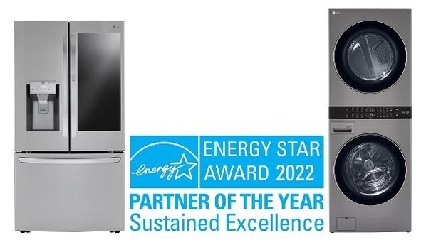 에너지스타 인증을 받은 LG 인스타뷰(LG InstaView, 국내명: 노크온 매직스페이스) 냉장고(왼쪽)와 LG 워시타워 / LG전자