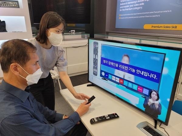 삼성전자 수원 디지털시티에서 제품에 대해 의견을 나누는 시각·청각장애인 TV 담당자와 시각 장애 임직원 / 삼성전자