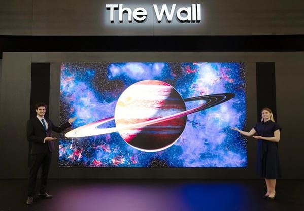 ISE 2022가 개최되는 스페인 바르셀로나의 피라 그라 비아 전시장에서 삼성전자 모델이 상업용 디스플레이 신제품 2022년형 마이크로 LED '더 월'을 선보이고 있다. / 삼성전자
