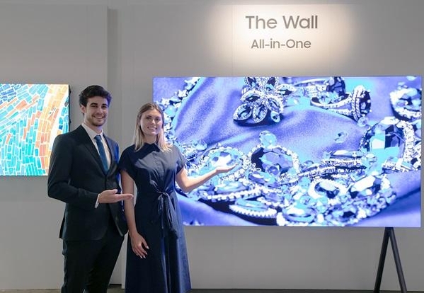 ISE 2022가 개최되는 스페인 바르셀로나의 피라 그라 비아 전시장에서 삼성전자 모델이 상업용 디스플레이 신제품 마이크로 LED '더 월 올인원'을 선보이고 있다. / 삼성전자