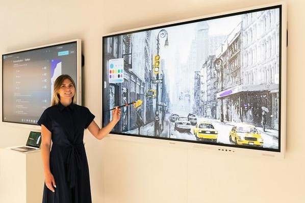 ISE 2022가 개최되는 스페인 바르셀로나의 피라 그라 비아 전시장에서 삼성전자 모델이 상업용 디스플레이 신제품 '삼성 플립 프로'를 선보이고 있다. / 삼성전자