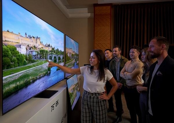11일(현지시각) 영국 런던 로얄가든 호텔에서 개최된 삼성전자 유럽 테크세미나에서 참석자들이 삼성전자의 2022년형 신제품 네오 QLED 8K를 살펴보고 있다. / 삼성전자