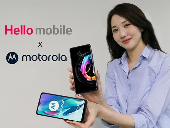 LG헬로비전 모델이 모토로라 스마트폰 출시를 홍보하고 있다. / LG헬로비전