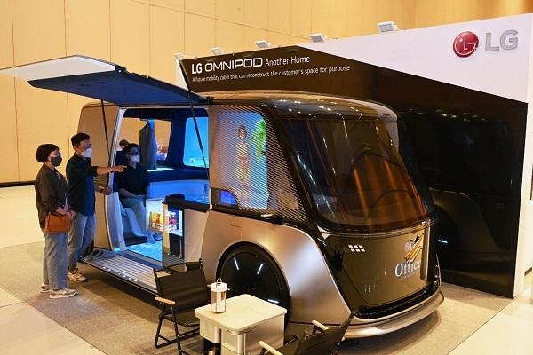LG전자 부스에서 차량을 집의 새로운 확장 공간으로 해석해 만든 미래 모빌리티의 콘셉트 모델 LG 옴니팟을 전시한 모습 / LG전자