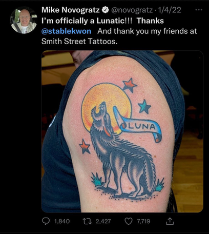 마이크 노보그라츠는 어깨에 새긴 루나 문신을 자신의 SNS에 포스팅했다.