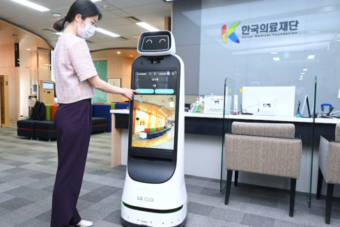  LG 클로이 가이드봇이 서울 여의도에 있는 한국의료재단 종합검진센터에서 환자를 응대하고 있다. / LG전자