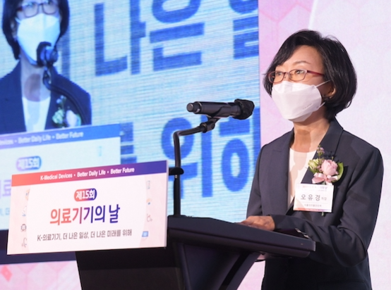  오유경 식약처장이 인터컨티넨탈 서울 코엑스에서 개최된 ‘제15회 의료기기의 날’ 행사에서 축하 연설을 하고 있다. / 식약처