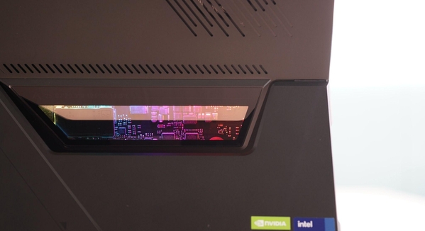 플로우 Z13의 디자인 특징은 제품 내부가 보이는 투명 창이다. / IT조선 DB