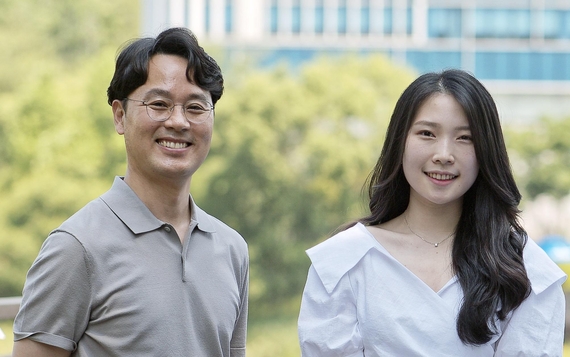 김건태 유니스트 교수(왼쪽)와 연구 제1저자인 오진경 연구원. / 유니스트