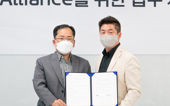 김경봉 그린카 대표(왼쪽)와 이성욱 진모빌리티 대표이사 / 그린카
