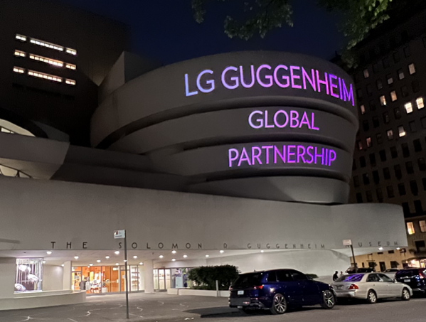미국 뉴욕 구겐하임 뮤지엄 외관의 LG 구겐하임 글로벌 파트너십 맵핑 광고 / LG그룹