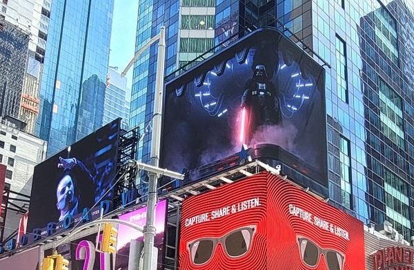 뉴욕 타임스스퀘어(Times Square)에 있는 전광판을 통해 스타워즈 신작드라마를 활용한 LG 올레드 TV 광고 영상 / LG전자