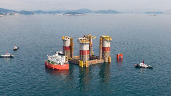 부유식 원유·가스생산설비 진수. / 대우조선해양